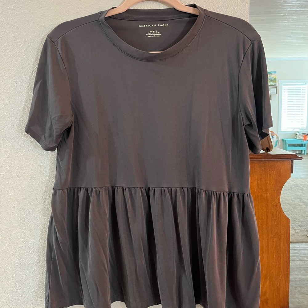 American Eagle gray crewneck line shirt